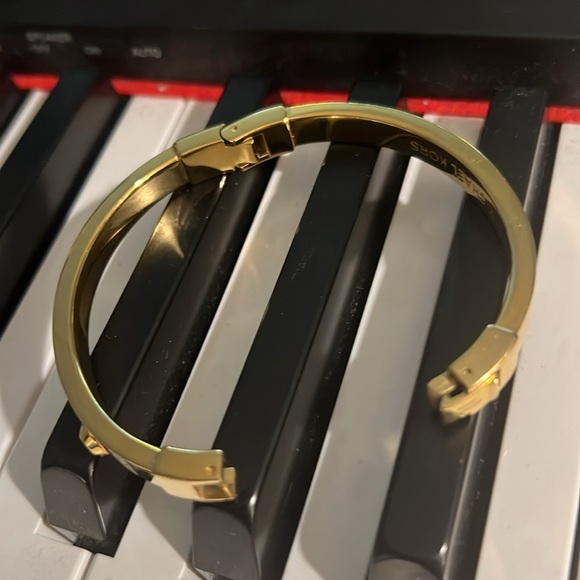 Michael Kors Bracelet 8 Inches Round 🔥 - Picture 5 of 7